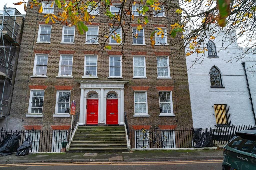 Historic Georgian Square, Stylish Vibe with Luxurious Kingsize Bed view 2