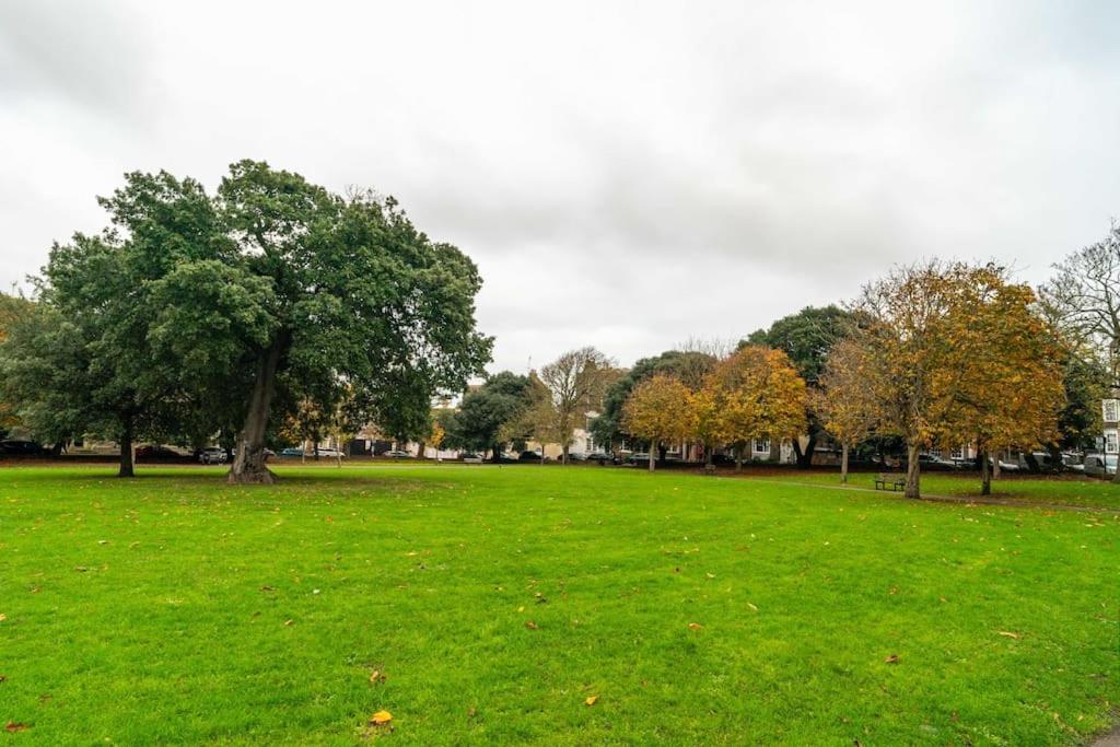 Historic Georgian Square, Stylish Vibe with Luxurious Kingsize Bed view 3