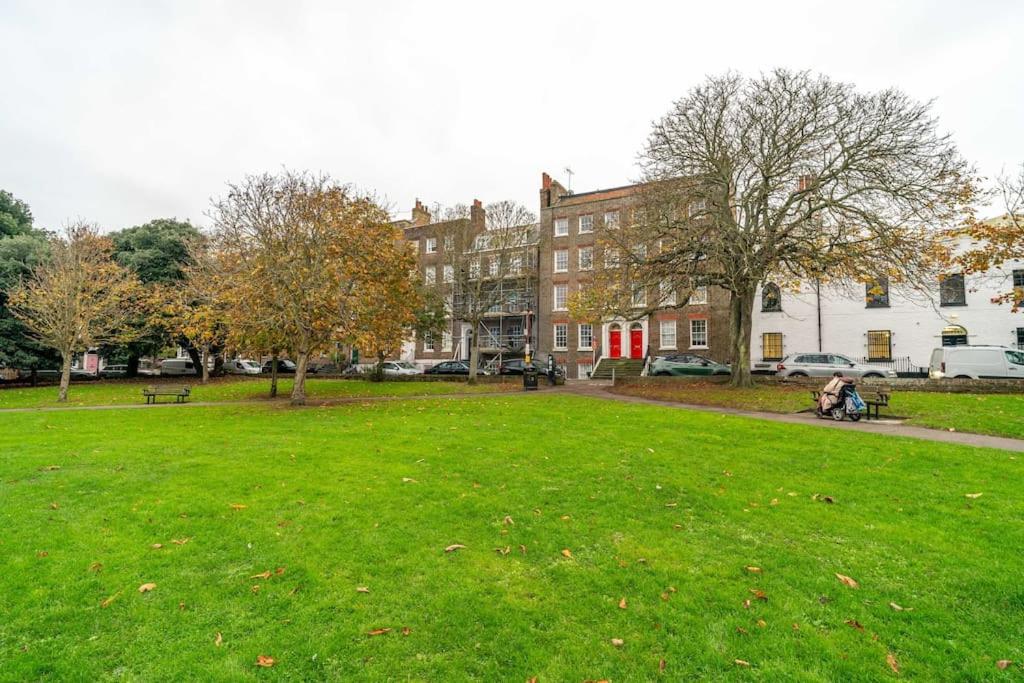 Historic Georgian Square, Stylish Vibe with Luxurious Kingsize Bed view 4