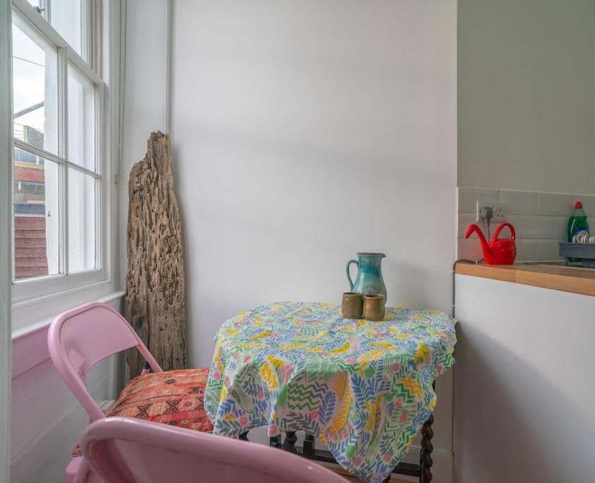 Historic Georgian Square, Stylish Vibe with Luxurious Kingsize Bed view 5