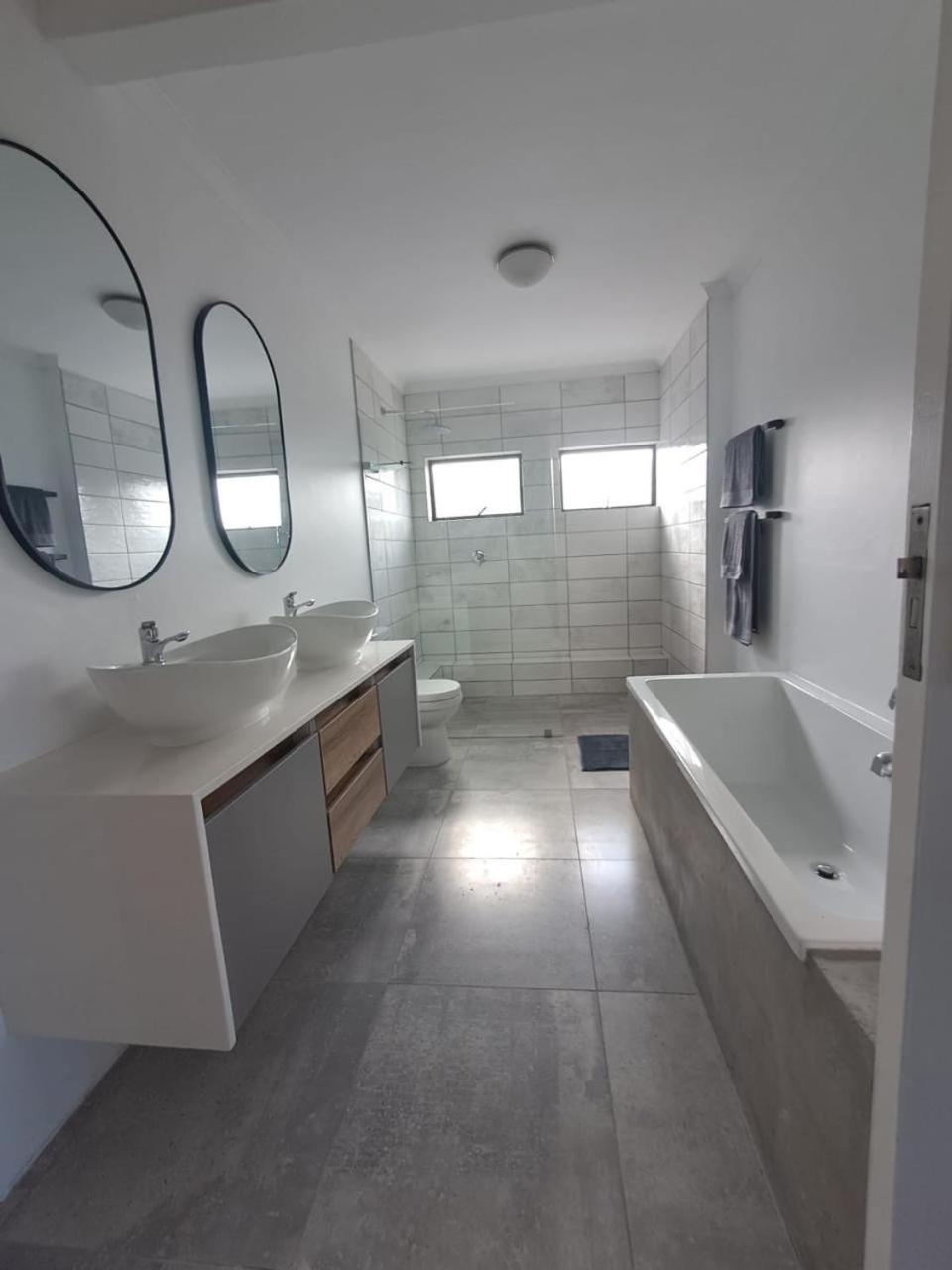 Serene pool house luxury 8 slp self-catering accom, Langebaan Golf estate