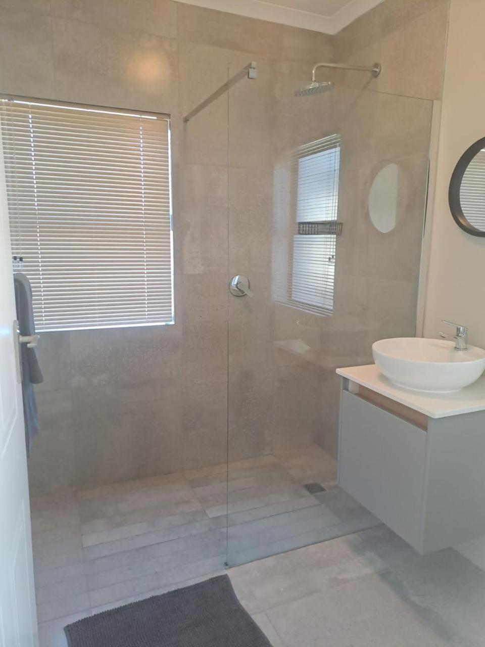 Serene pool house luxury 8 slp self-catering accom, Langebaan Golf estate