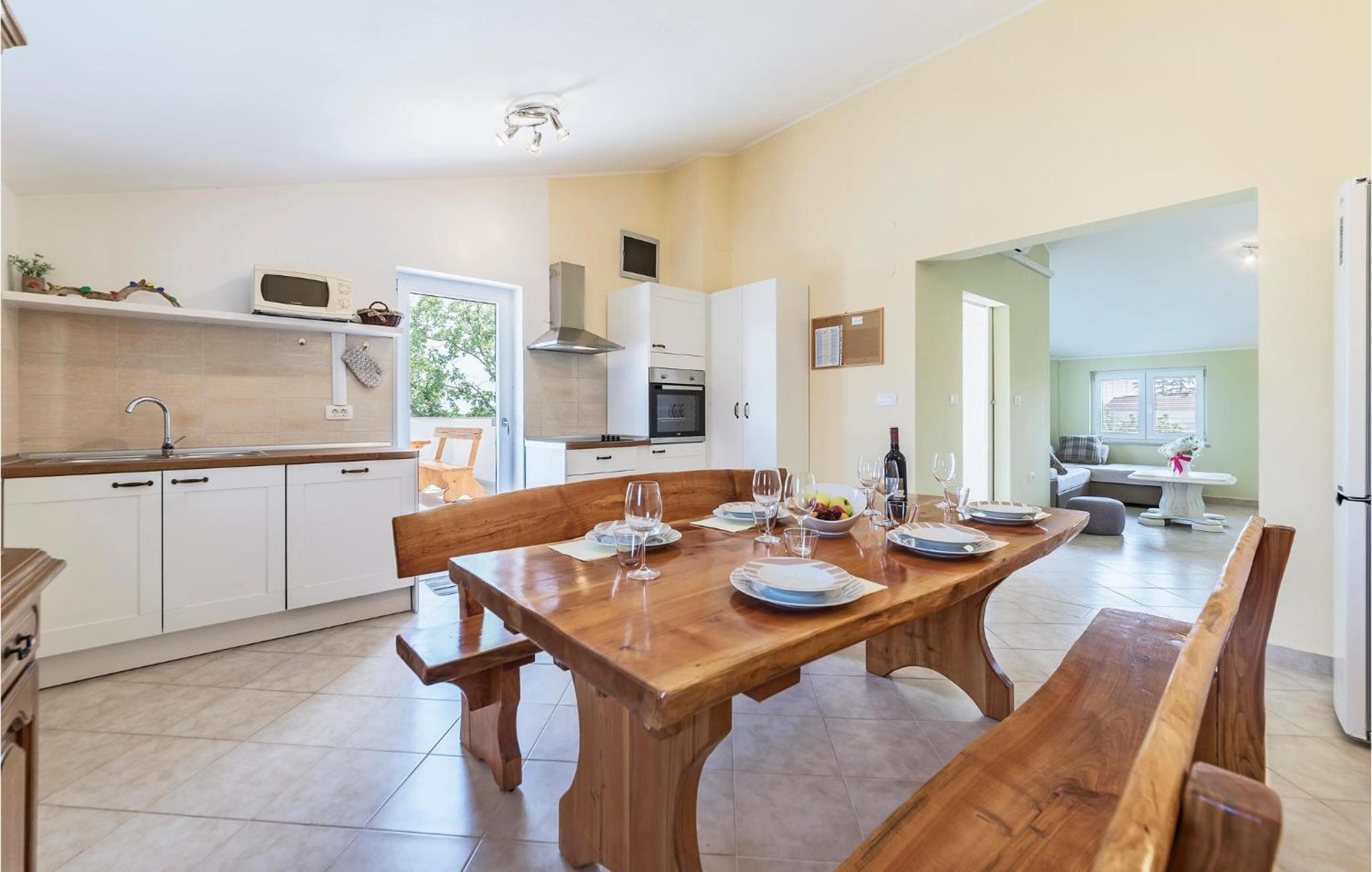 3 Bedroom Gorgeous Apartment In Muntic view 4