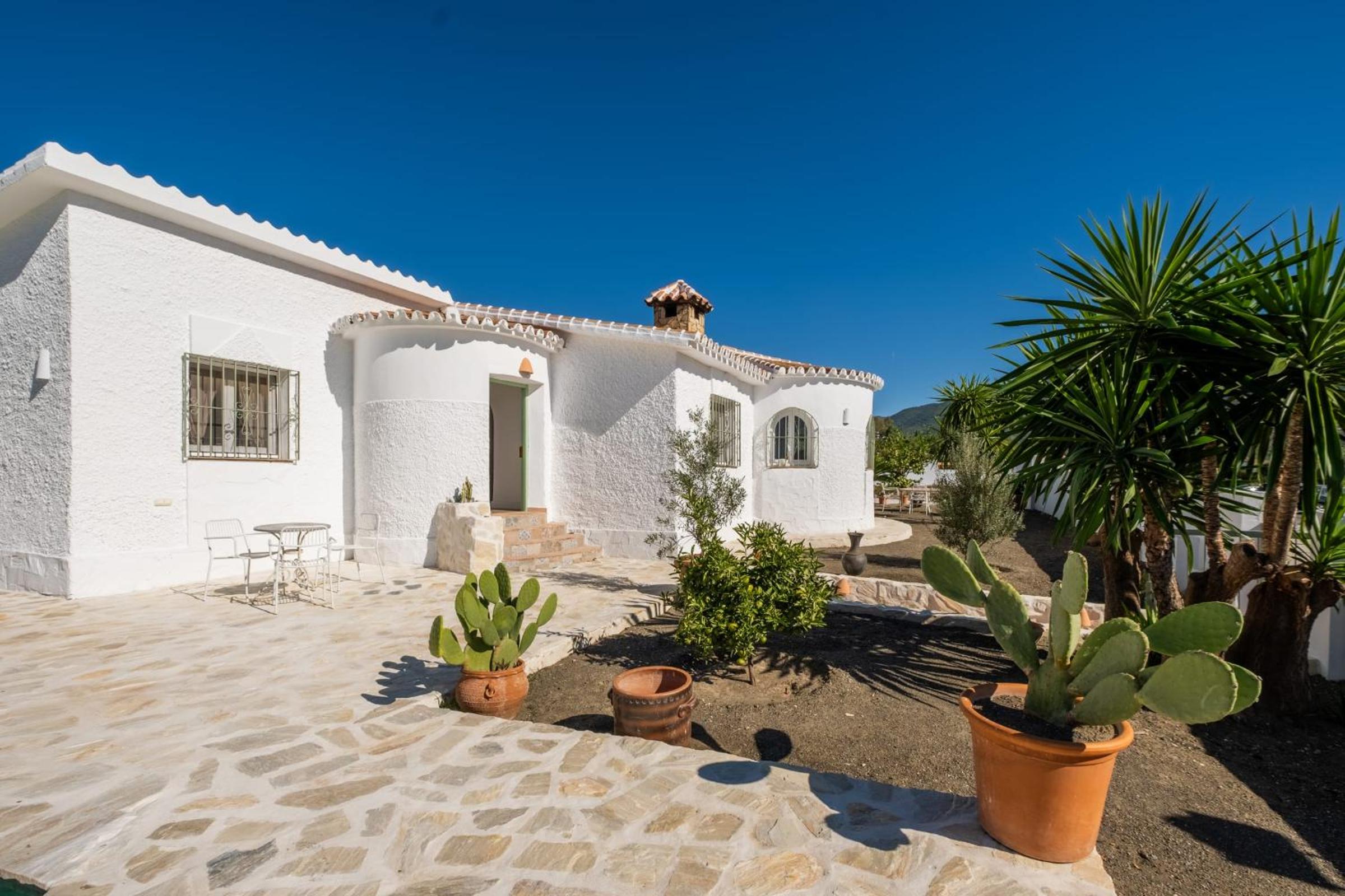 Villa Cayetana - Spacious 4-Bedroom Villa with Private Pool Terrace & BBQ