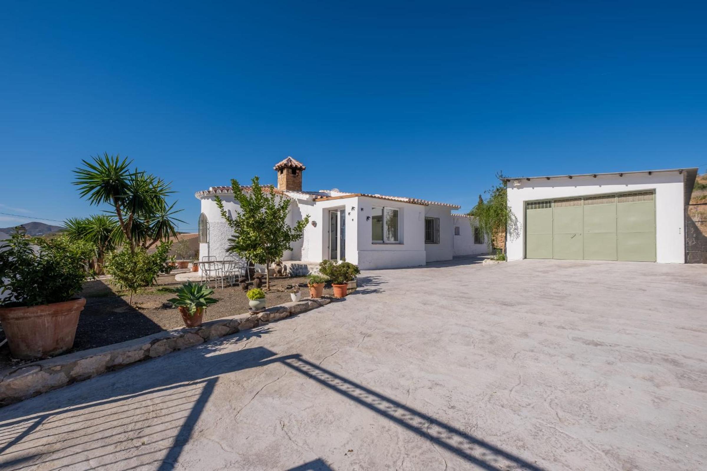 Villa Cayetana - Spacious 4-Bedroom Villa with Private Pool Terrace & BBQ