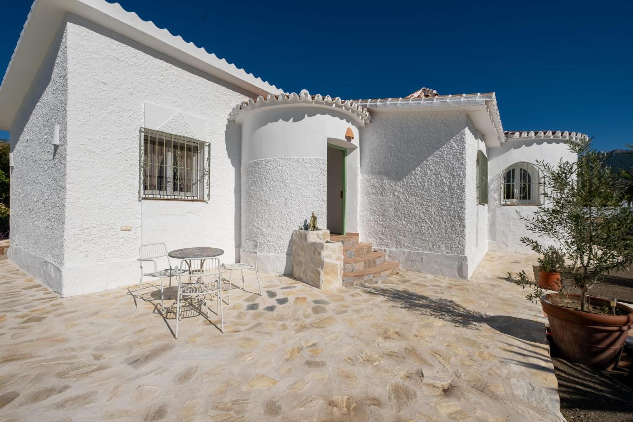 Villa Cayetana - Spacious 4-Bedroom Villa with Private Pool Terrace & BBQ