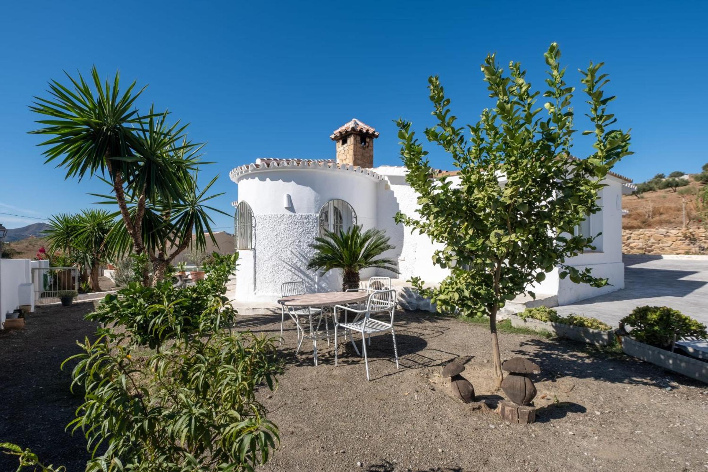 Villa Cayetana - Spacious 4-Bedroom Villa with Private Pool Terrace & BBQ