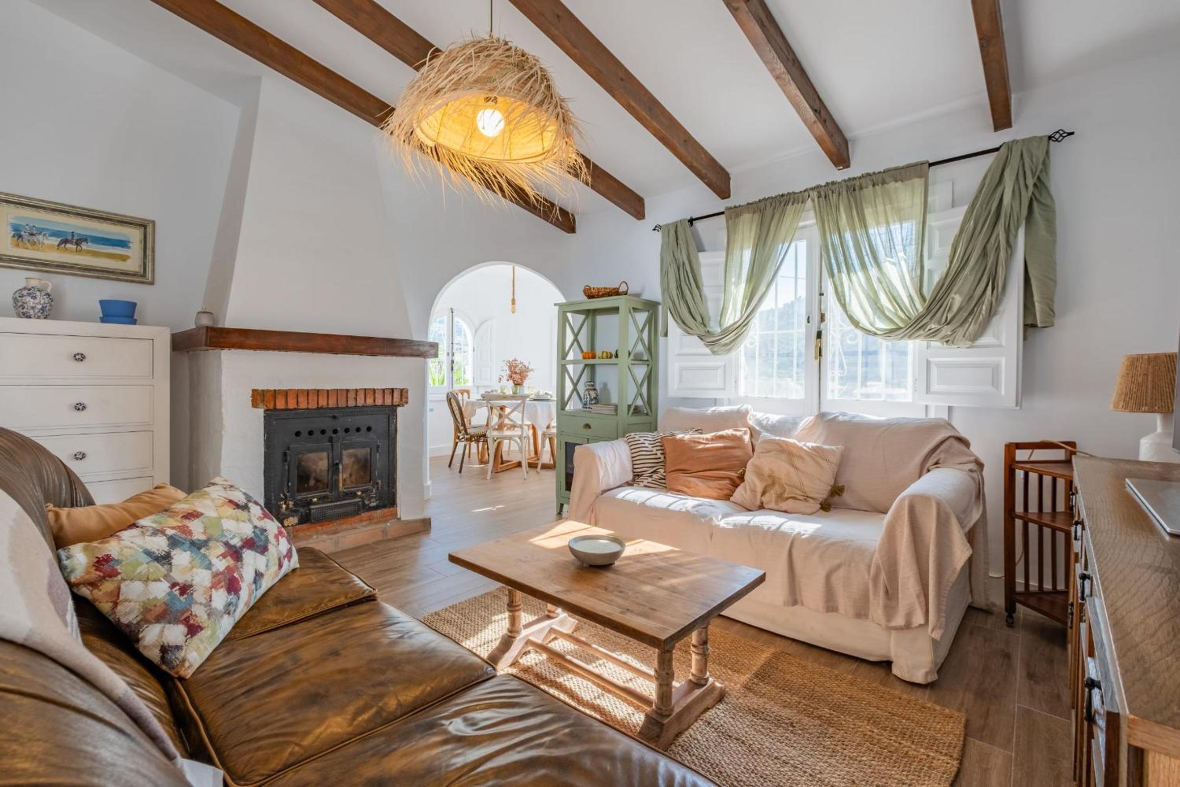 Villa Cayetana - Spacious 4-Bedroom Villa with Private Pool Terrace & BBQ