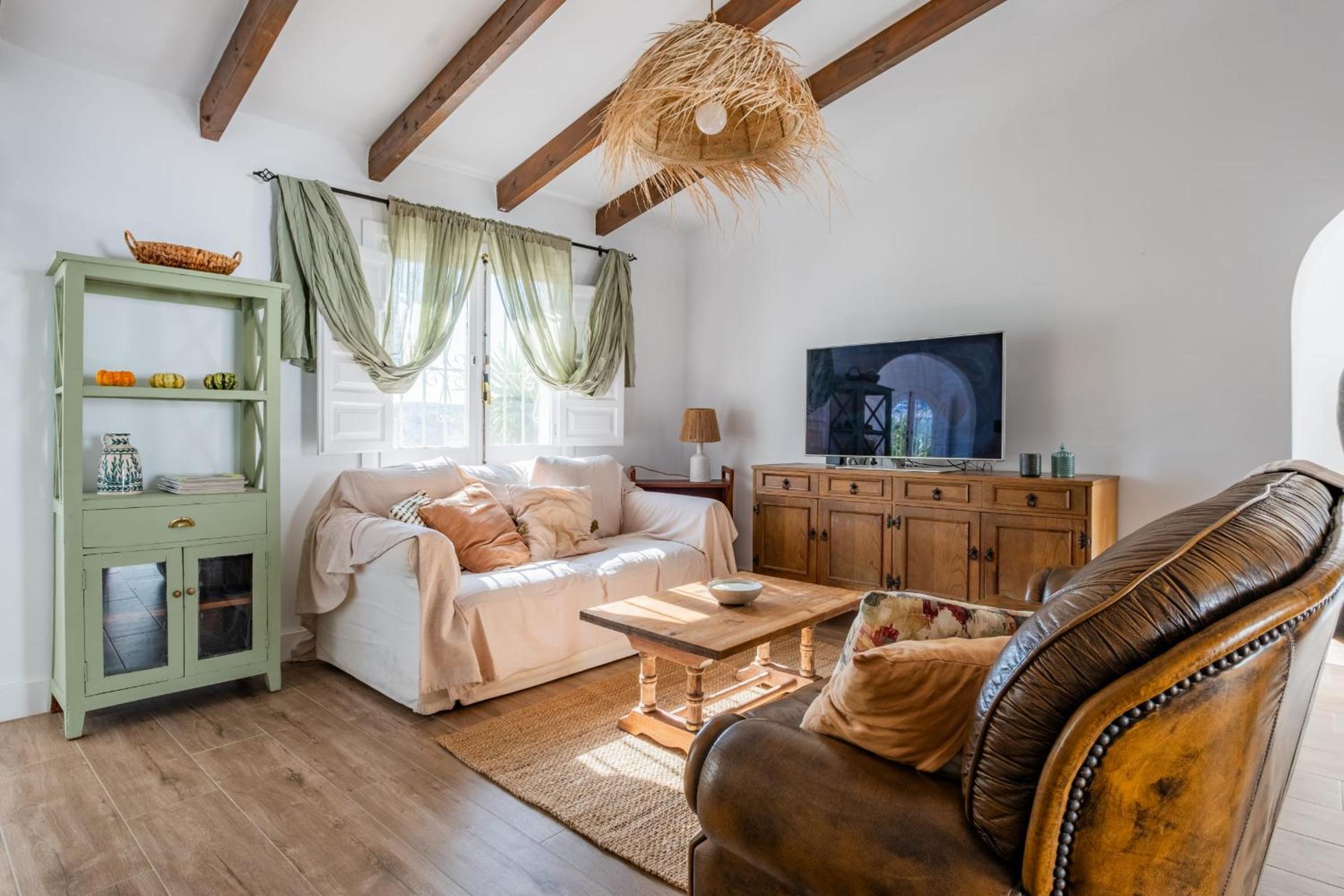 Villa Cayetana - Spacious 4-Bedroom Villa with Private Pool Terrace & BBQ