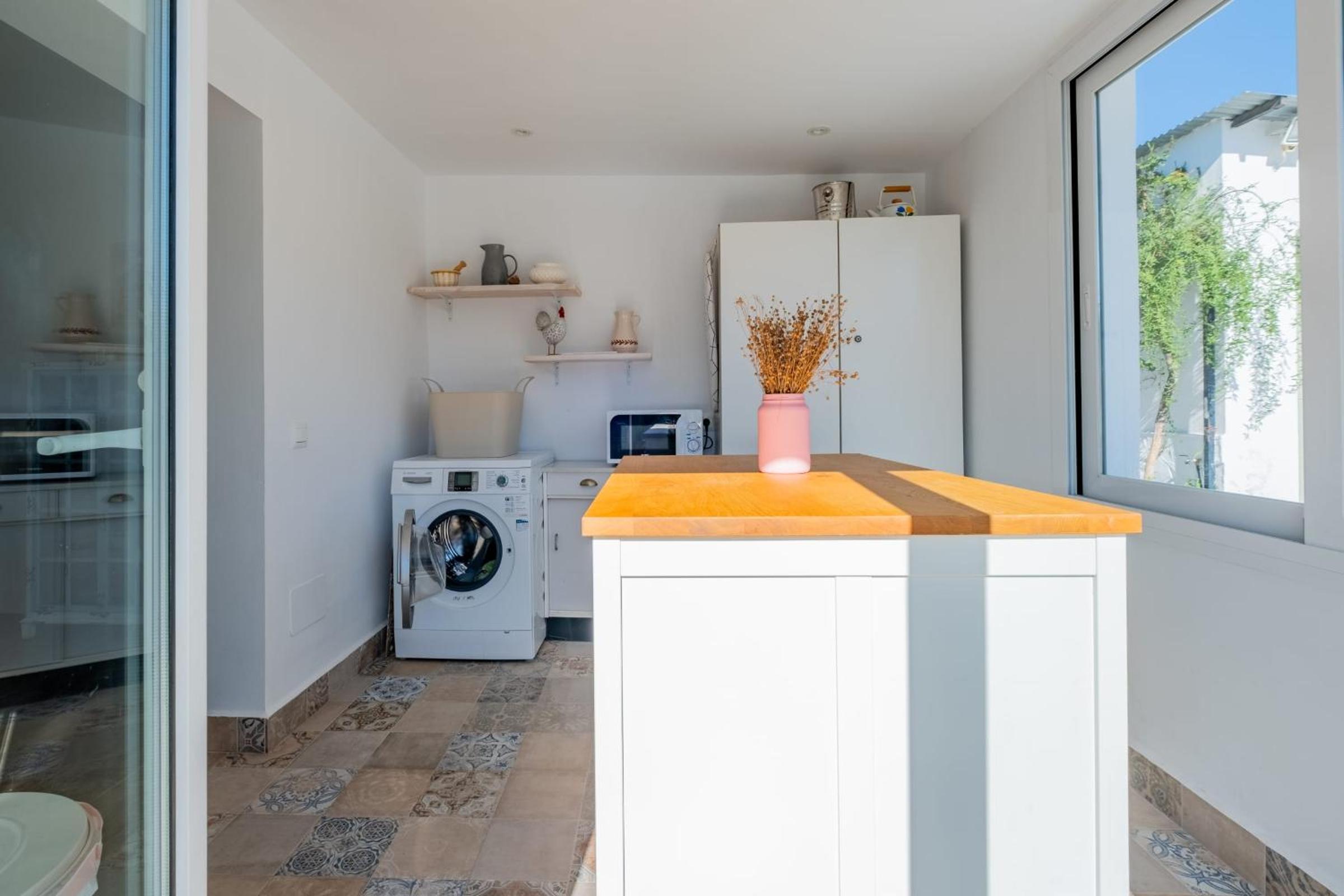 Villa Cayetana - Spacious 4-Bedroom Villa with Private Pool Terrace & BBQ