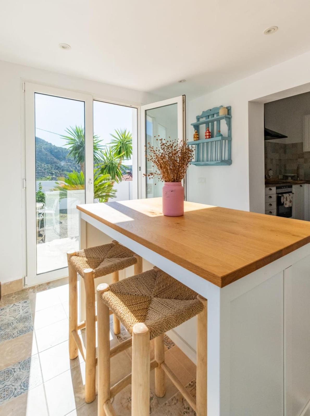 Villa Cayetana - Spacious 4-Bedroom Villa with Private Pool Terrace & BBQ