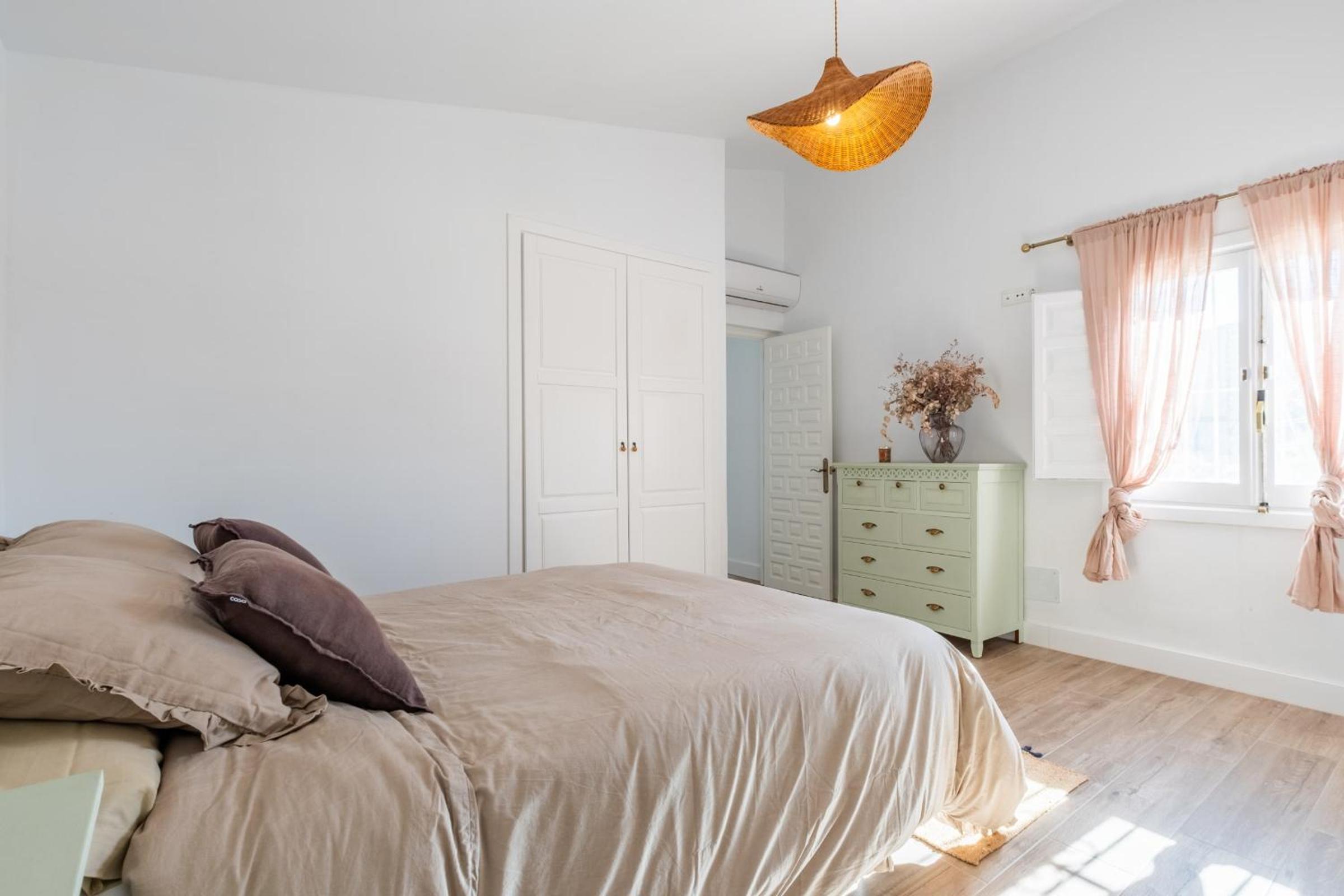 Villa Cayetana - Spacious 4-Bedroom Villa with Private Pool Terrace & BBQ