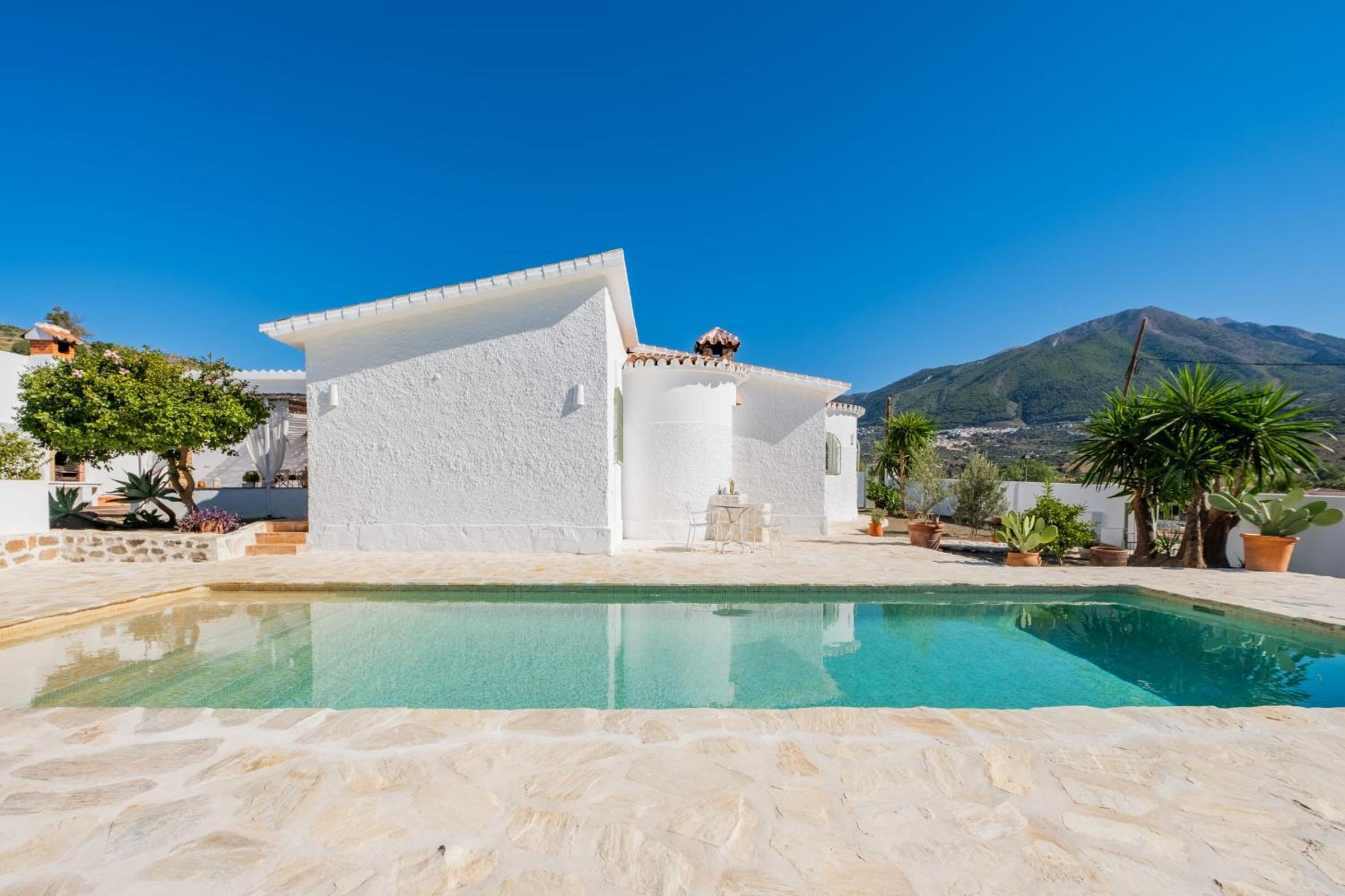 Villa Cayetana - Spacious 4-Bedroom Villa with Private Pool Terrace & BBQ