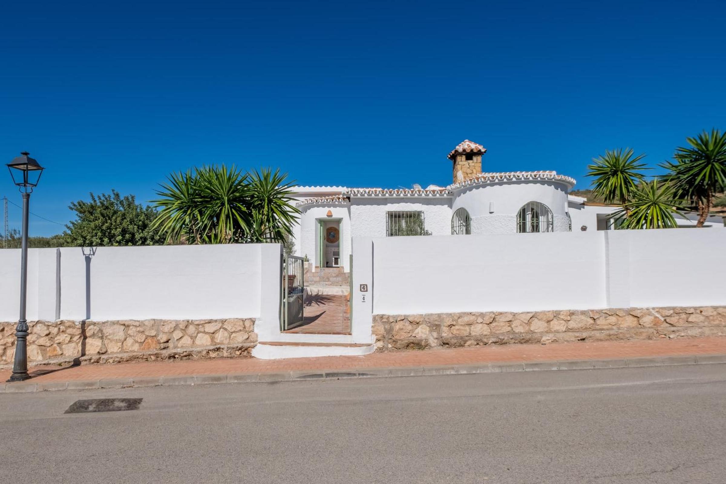 Villa Cayetana - Spacious 4-Bedroom Villa with Private Pool Terrace & BBQ