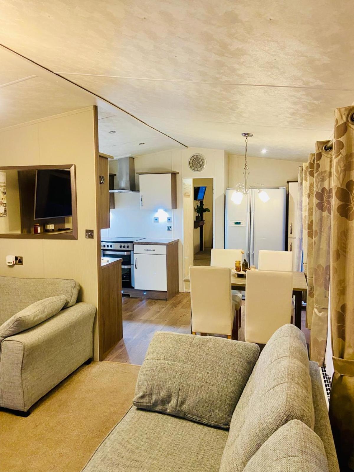 Lakeside mini lodge view 3