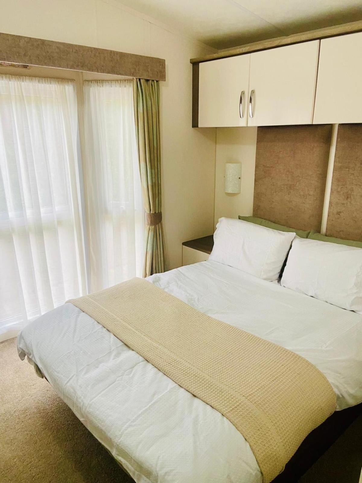 Lakeside mini lodge view 4