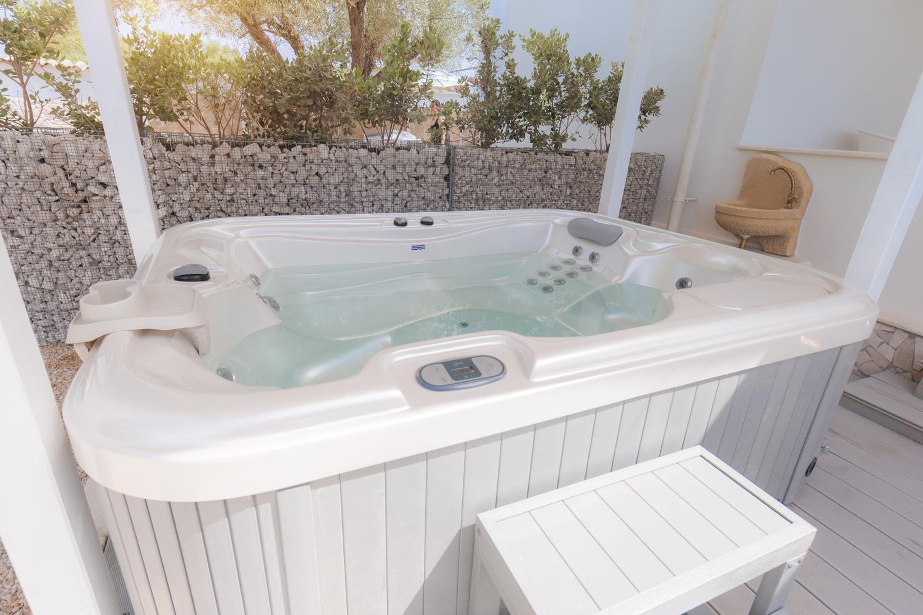 Capo Norax chambre de luxe avec jacuzzi à 250m de la mer