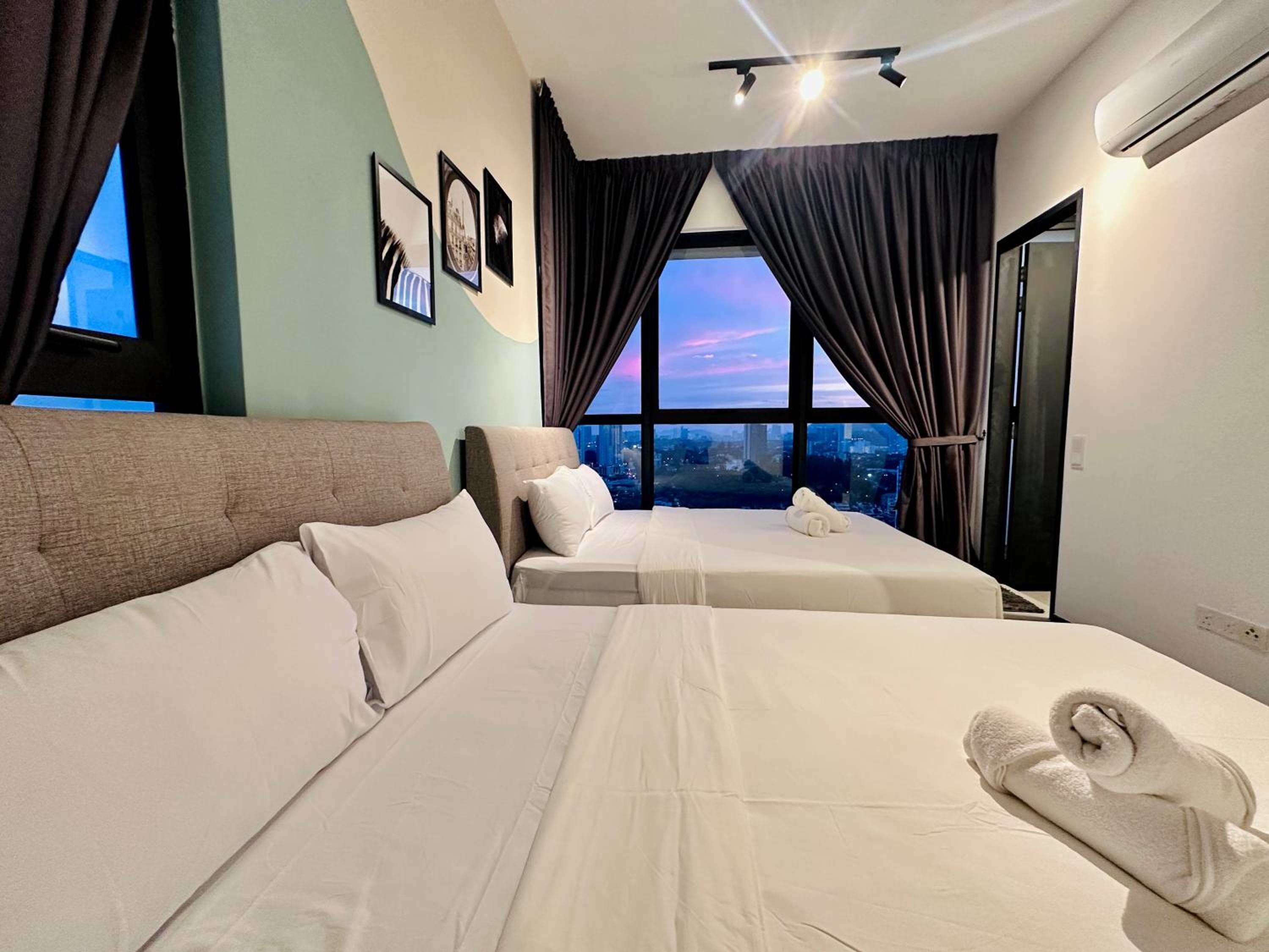 2 bed room 5 queen bed luxury sea view apartment view 2