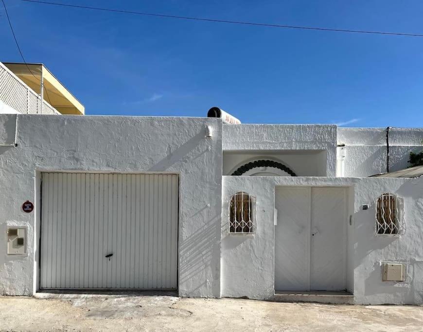 VILLA vue mer à La Marsa avec accès direct plage