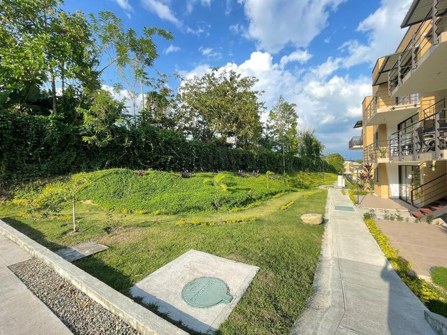 F111- Apartamento cerca al Club Campestre con piscina