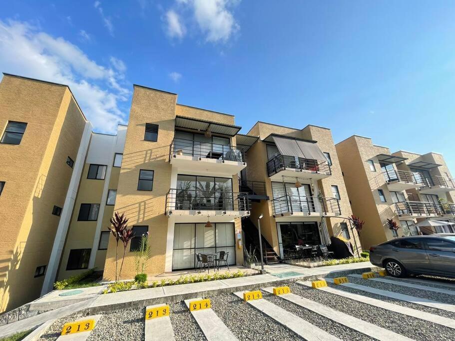 F111- Apartamento cerca al Club Campestre con piscina