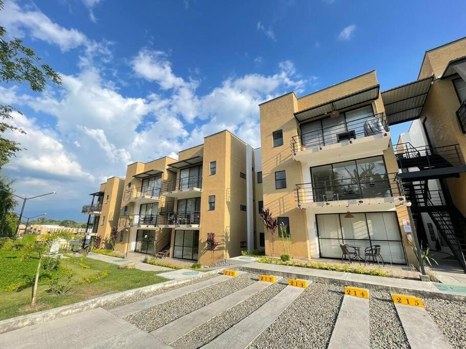 F111- Apartamento cerca al Club Campestre con piscina