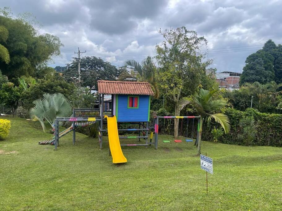 F111- Apartamento cerca al Club Campestre con piscina