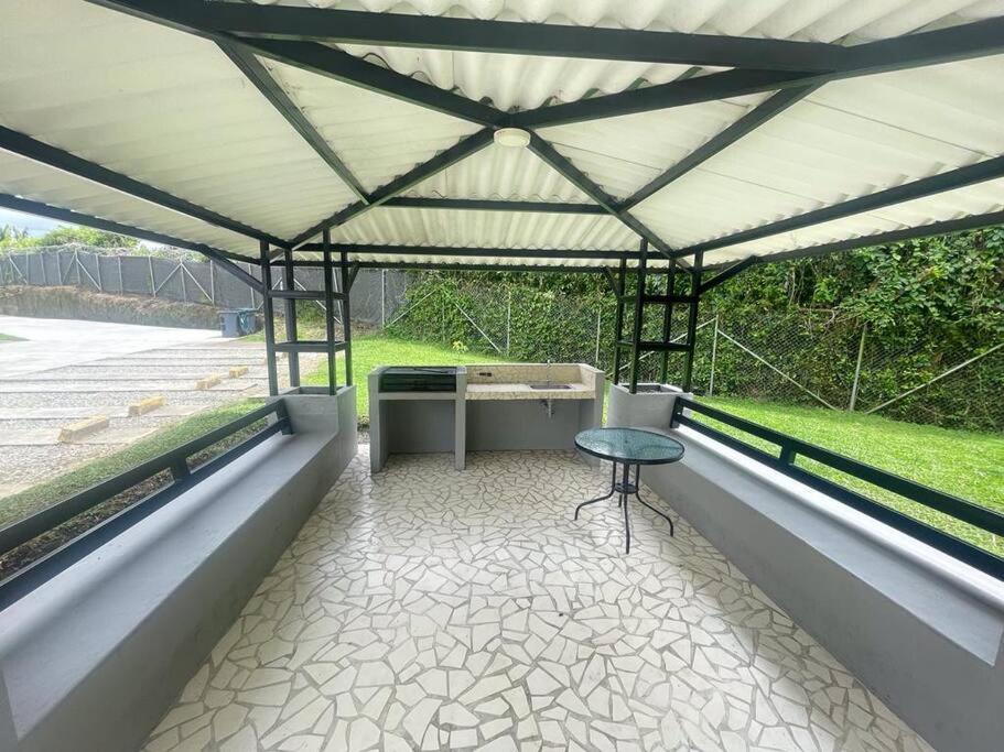 F111- Apartamento cerca al Club Campestre con piscina