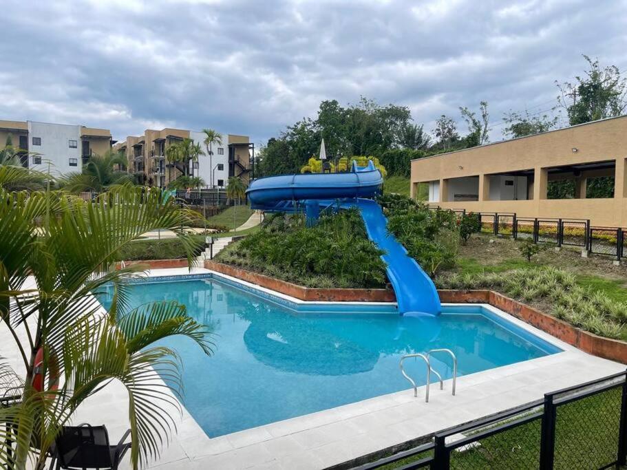F111- Apartamento cerca al Club Campestre con piscina