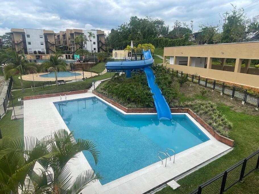 F111- Apartamento cerca al Club Campestre con piscina