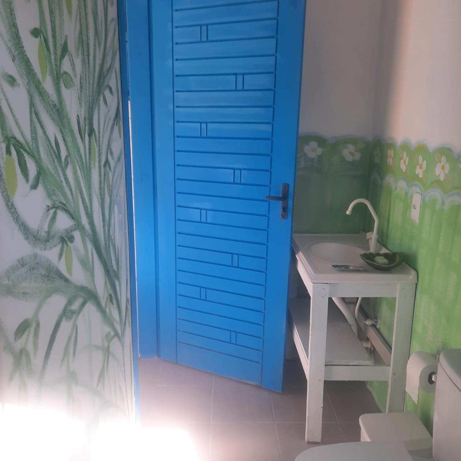 Casa beiramar, vista mar e pinheiros, pé na areia