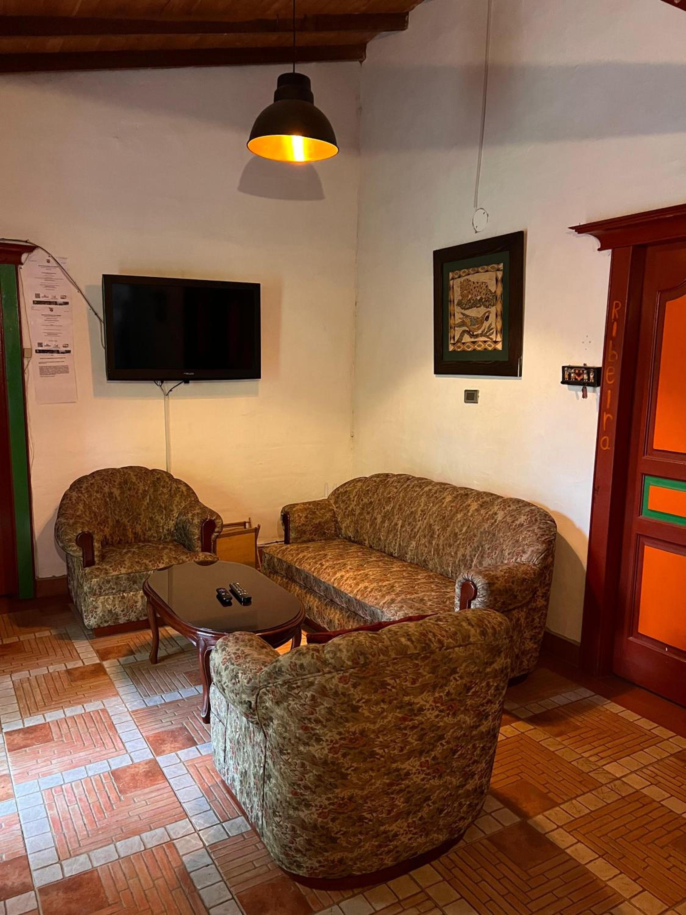 Casa y cabaña campestres, 14 personas, vocación familiar y descanso