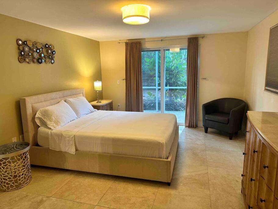 Location! Tropical oasis close to Siesta Beach view 3