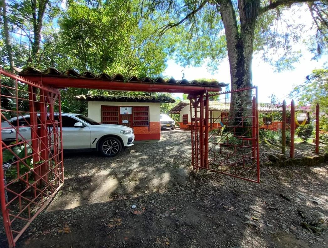 Casa y cabaña campestres, 14 personas, vocación familiar y descanso