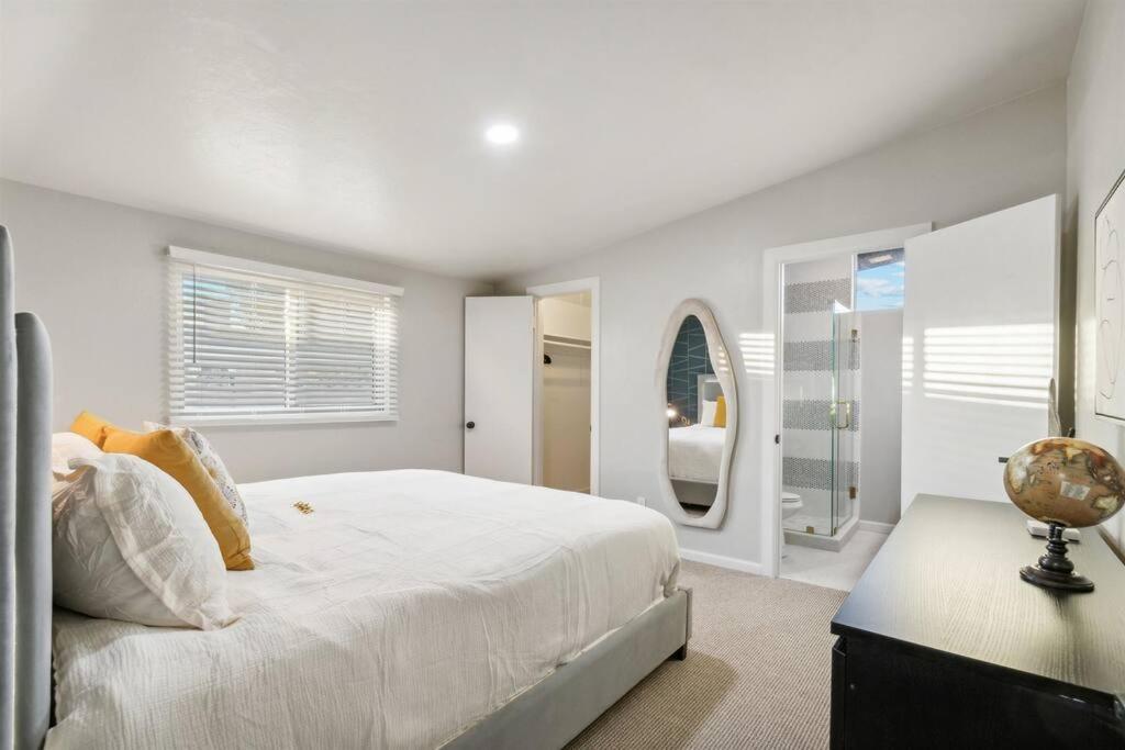Heart Of Phoenix Home - Pool - Foosball - Golf view 3
