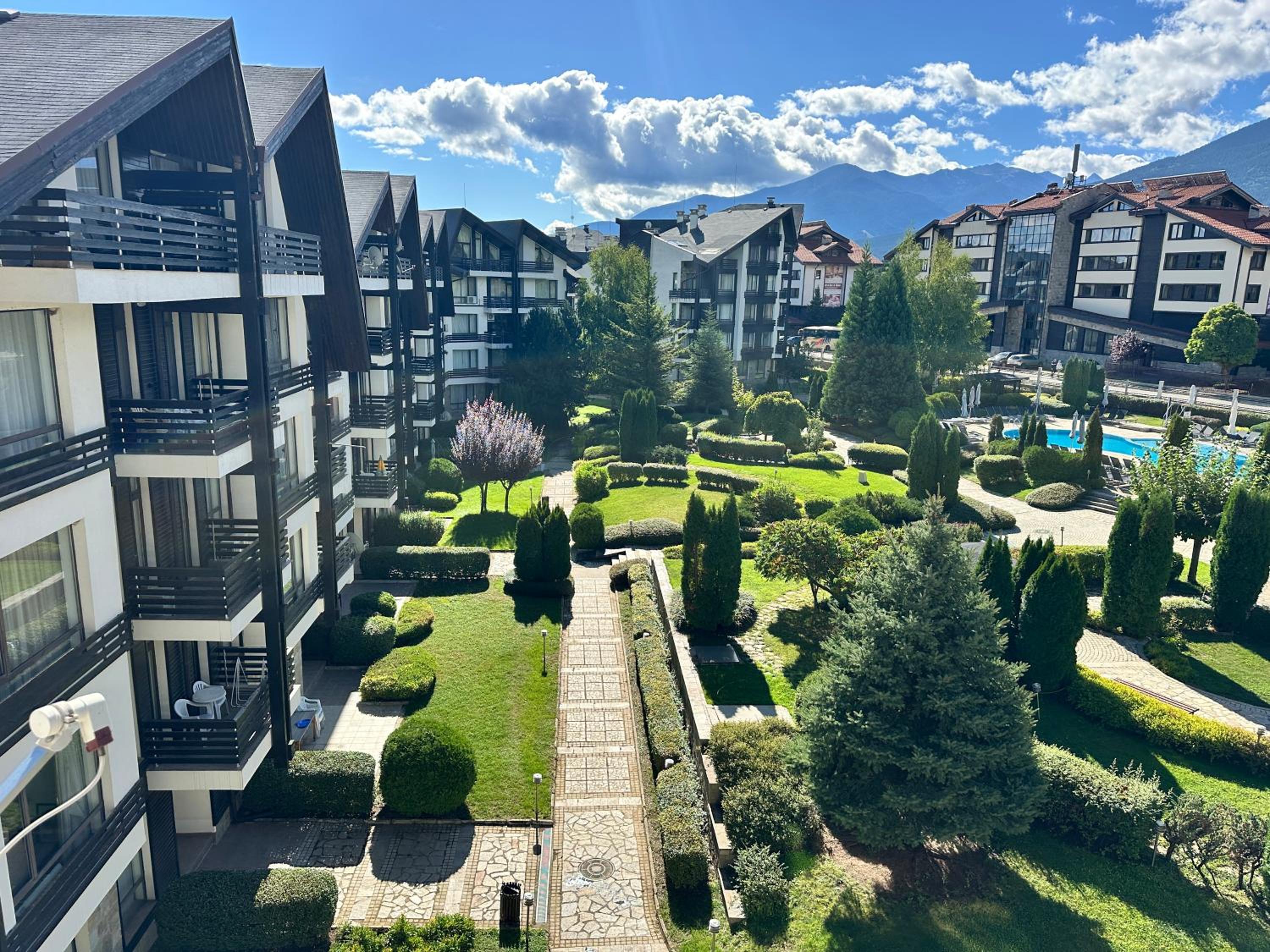 Aspen Golf Apartment with Stunning Mountain View