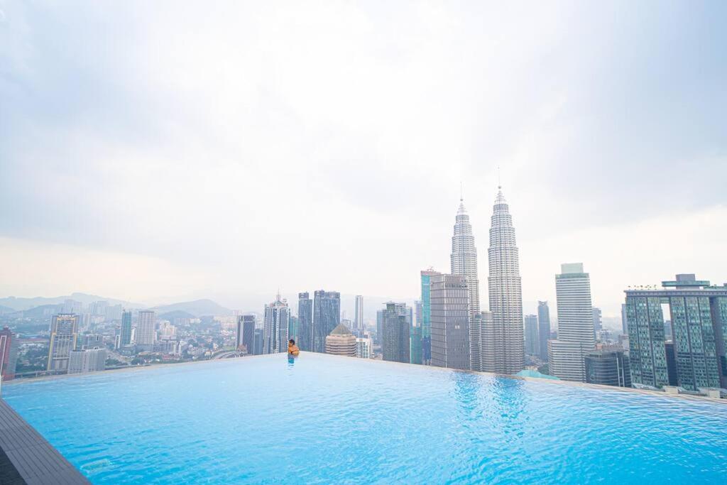 Twin Towers 51 Level Infinity Pool Near Pavilion KLCC Kimiro Queen Room Bathtub Kitchen Free Parking