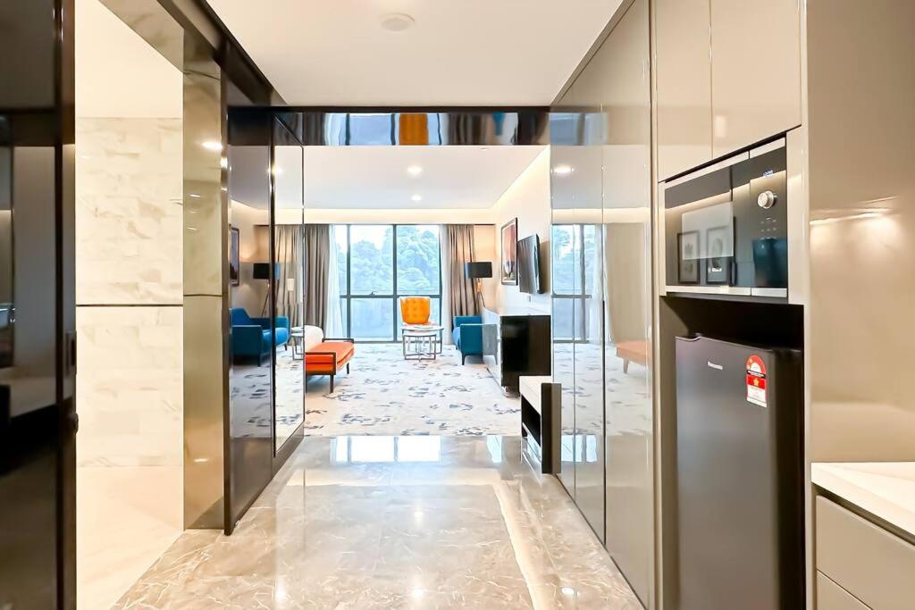 Twin Towers 51 Level Infinity Pool Near Pavilion KLCC Kimiro Queen Room Bathtub Kitchen Free Parking