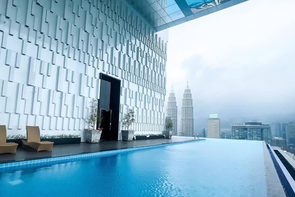 Twin Towers 51 Level Infinity Pool Near Pavilion KLCC Kimiro Queen Room Bathtub Kitchen Free Parking