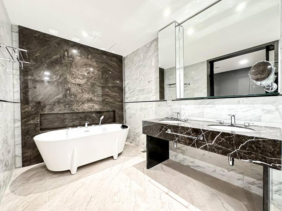 Twin Towers 51 Level Infinity Pool Near Pavilion KLCC Kimiro Queen Room Bathtub Kitchen Free Parking