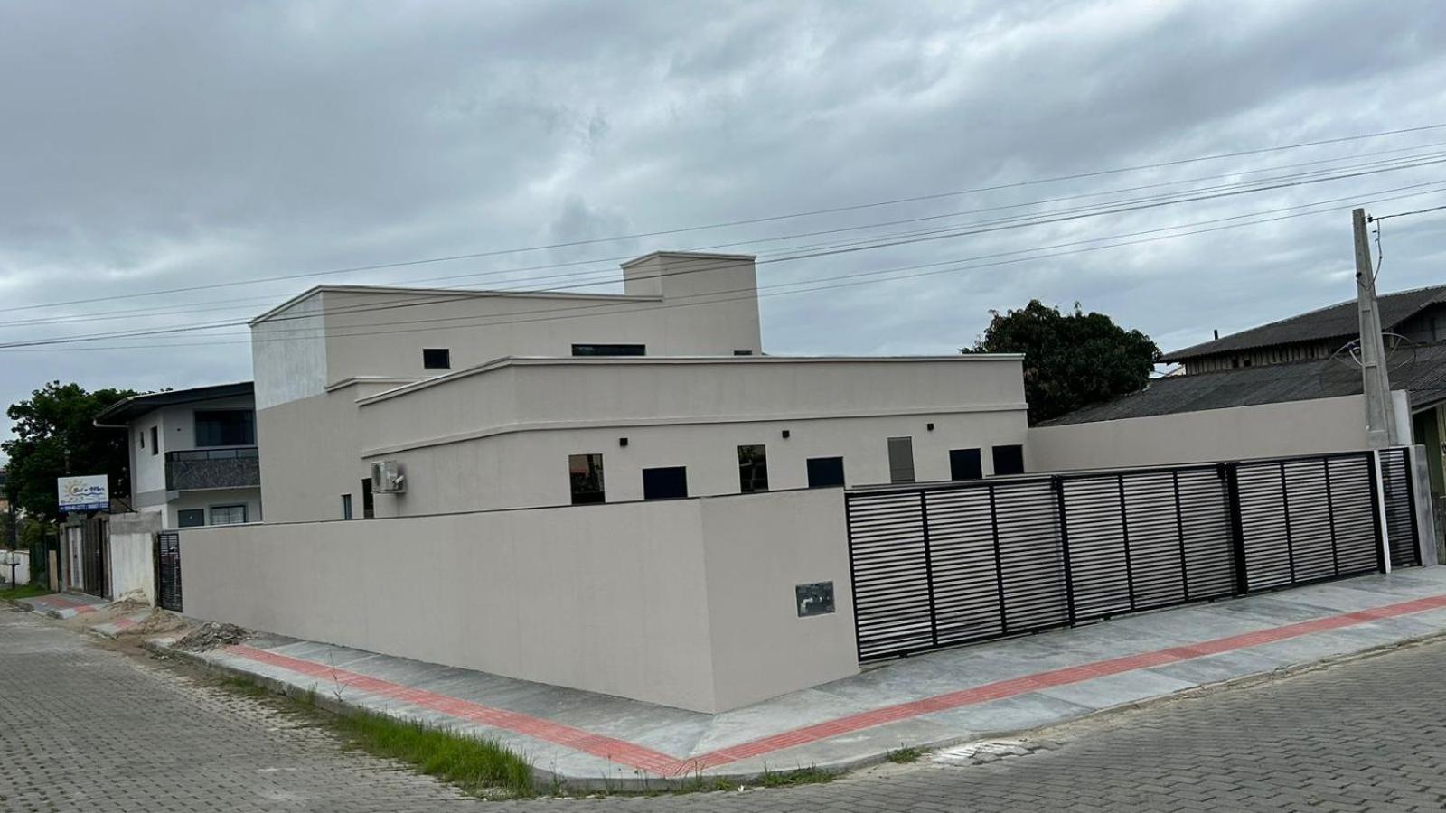 Apartamento nº 1, Novo, 300m do Beto Carrero, a 600m da Praia, cozinha completa, mobiliado com 1 quarto e estacionamento privativo