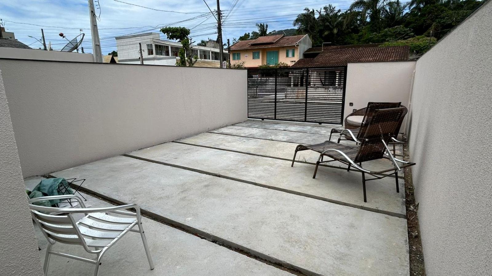 Apartamento nº 1, Novo, 300m do Beto Carrero, a 600m da Praia, cozinha completa, mobiliado com 1 quarto e estacionamento privativo