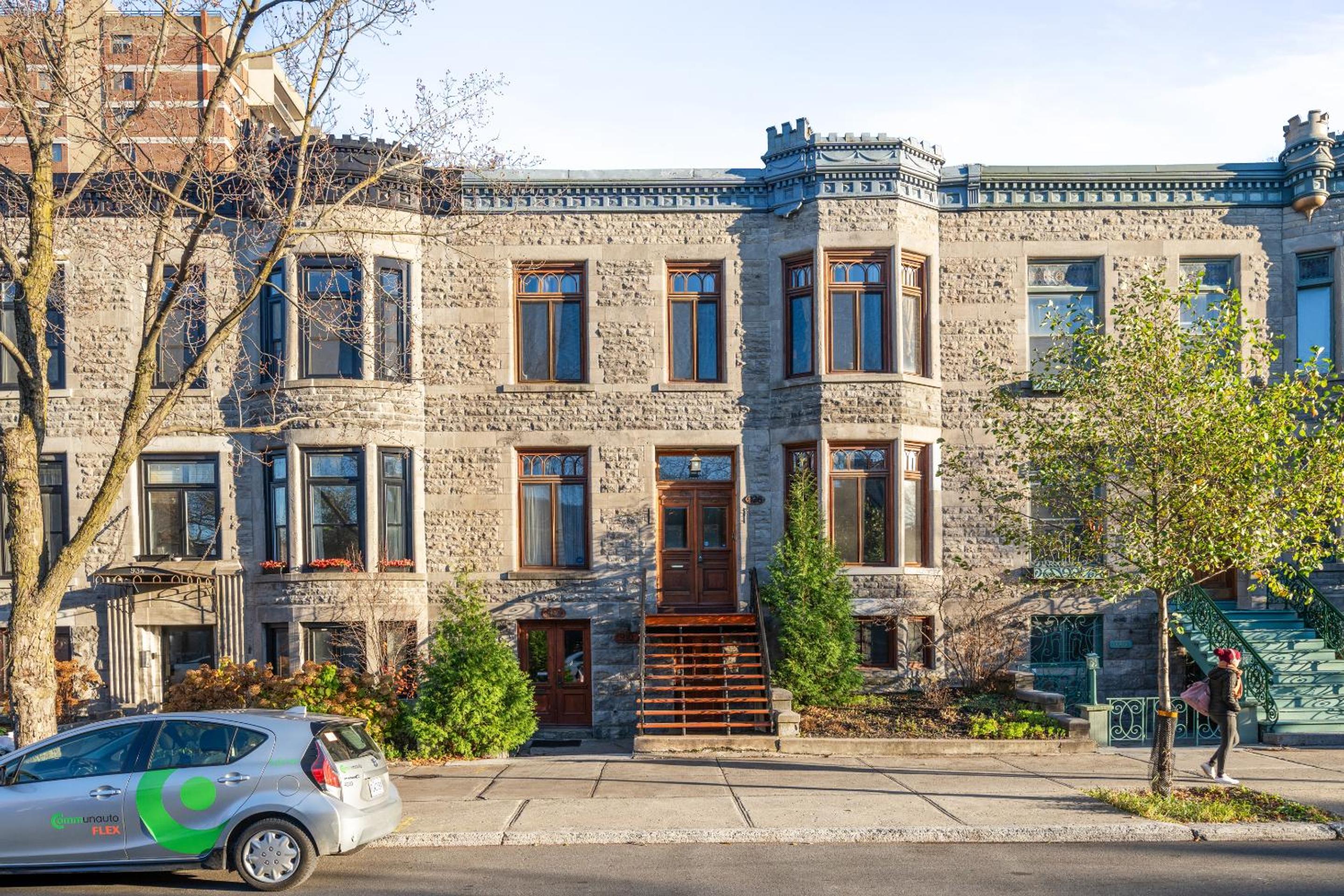 Modern, cozy apartment in heart of Mont Royal