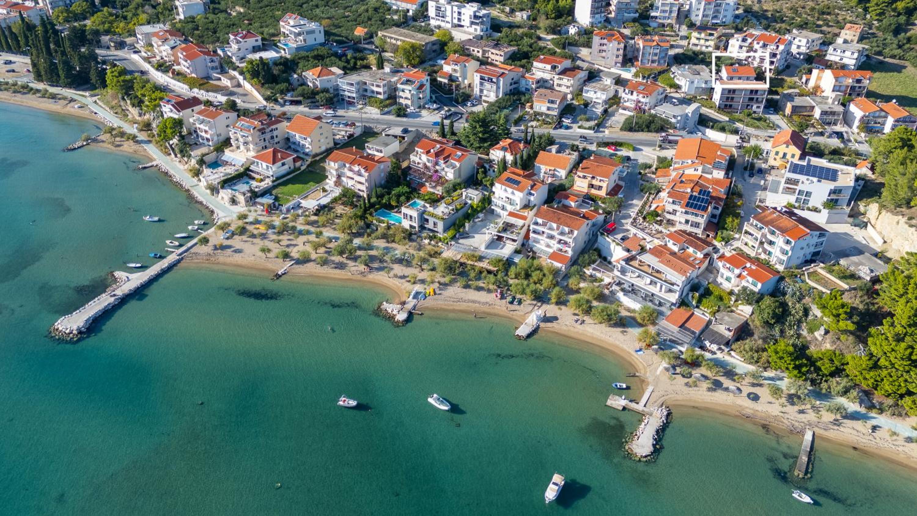 Hotel Villa Leonore in Omis with 4 ensuite bedrooms, heated pool, private parking and just 5 minute walk from sandy beach - Image 1