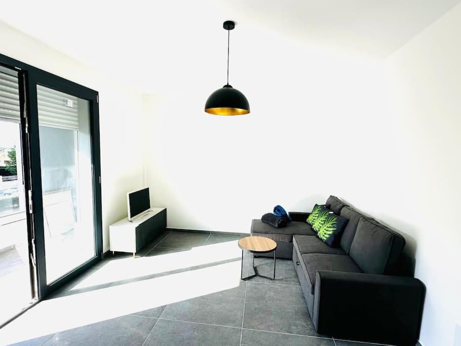 Blue Orchid Apartment, IUN S8460