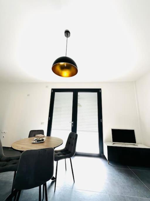 Blue Orchid Apartment, IUN S8460