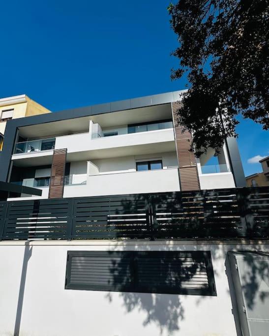 Blue Orchid Apartment, IUN S8460