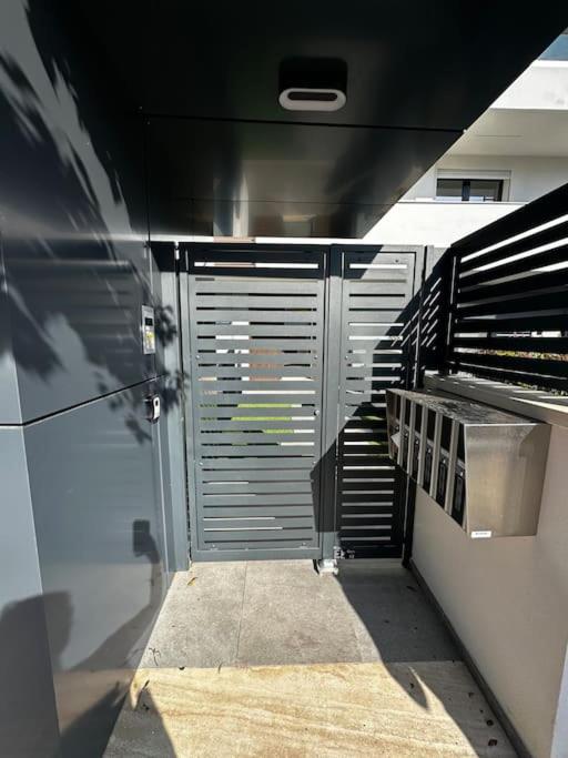 Blue Orchid Apartment, IUN S8460