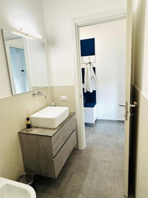 Blue Orchid Apartment, IUN S8460