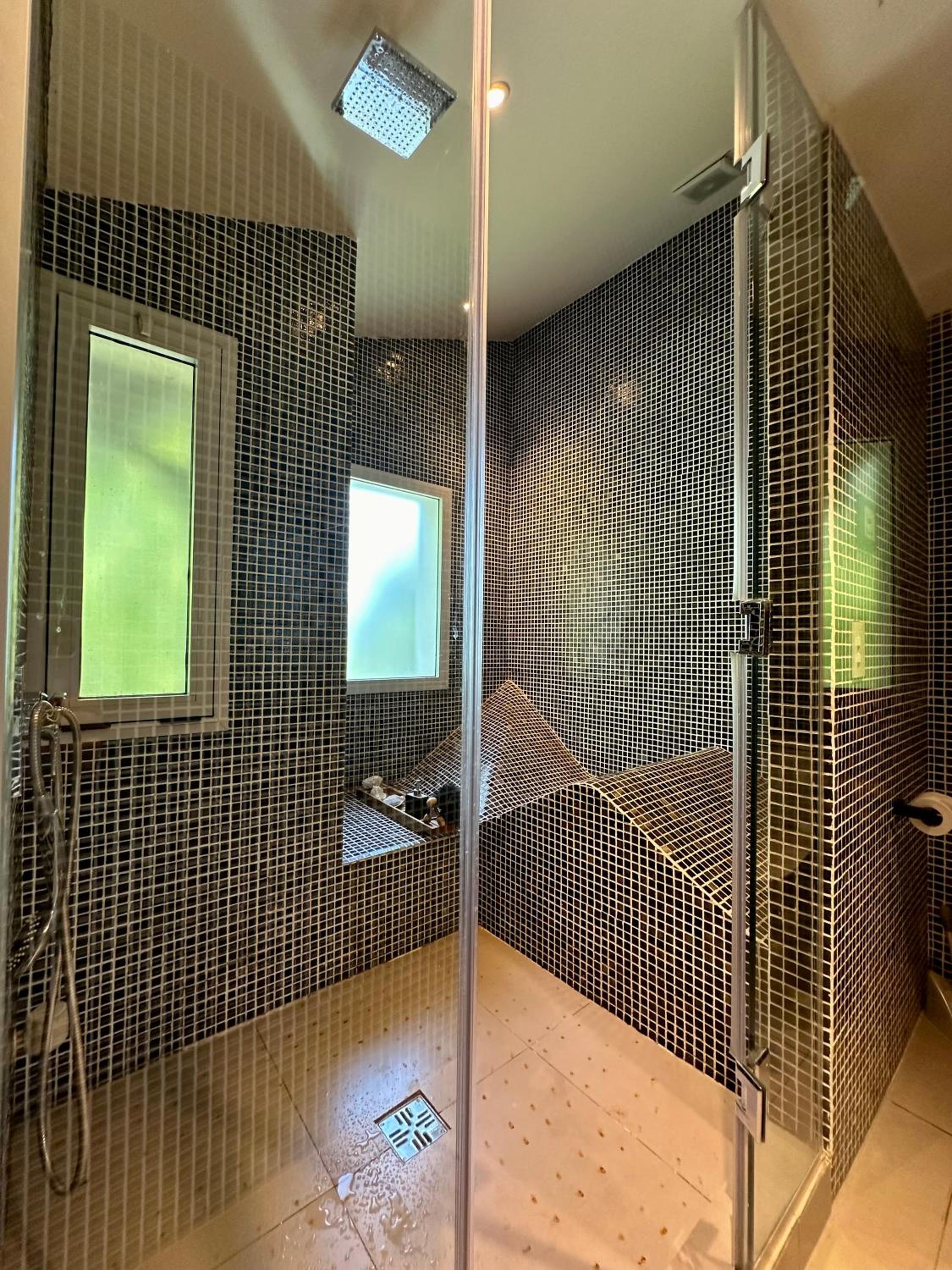 Exclusiva casa con cava privada, piscina y ascensor